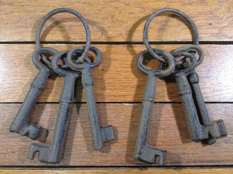 Antique Brown Skeleton Keys thumbnail
