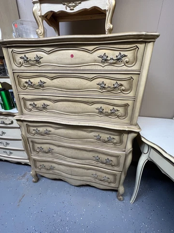 Antique Canopy Beds thumbnail