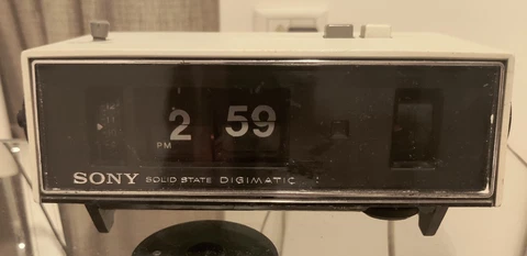 Antique Contemporary Clock Radios thumbnail