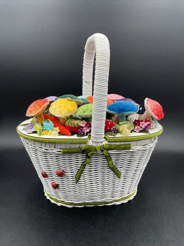 Antique Country Picnic Baskets thumbnail