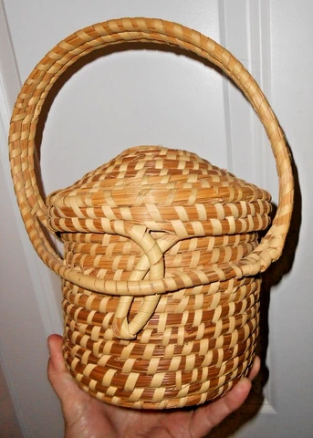 Antique Country Shopping Baskets thumbnail