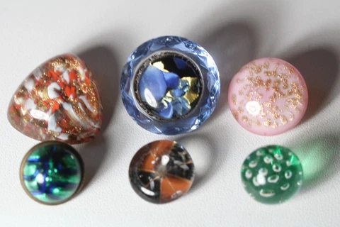 Antique Green Sewing Shank Buttons thumbnail