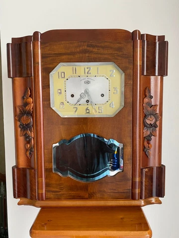 Antique Oval Wall Clocks thumbnail