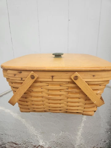 Antique Picnic Baskets with Lid thumbnail