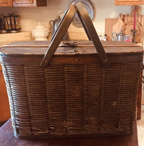 Antique Traditional Picnic Baskets thumbnail