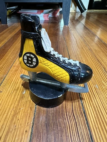 Boston Bruins Pucks thumbnail